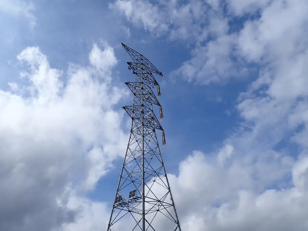 高校新卒 / 送電線架線技能工(ラインマン・送電鳶) / 高等学校の進路・就職担当者と相談の上ハローワーク経由で応募ください(求人番号 13010-01177169)